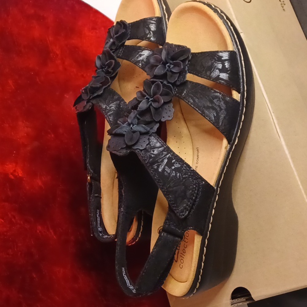 WS2- Clarks Merliah Sheryl Blk Leather Floral T-Strap Wedge Sandals  - sz 9